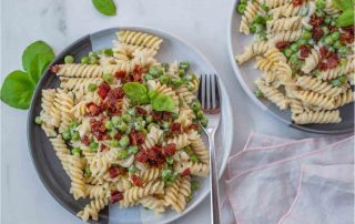 Pasta with bacon, cream and peas