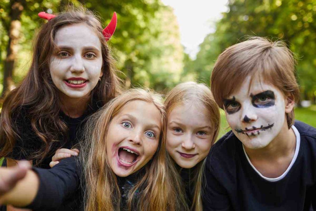 15 Wickedly Good Ways to Amuse Tweens at Halloween