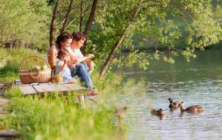 picnic-places-in-ireland-family-by-lake
