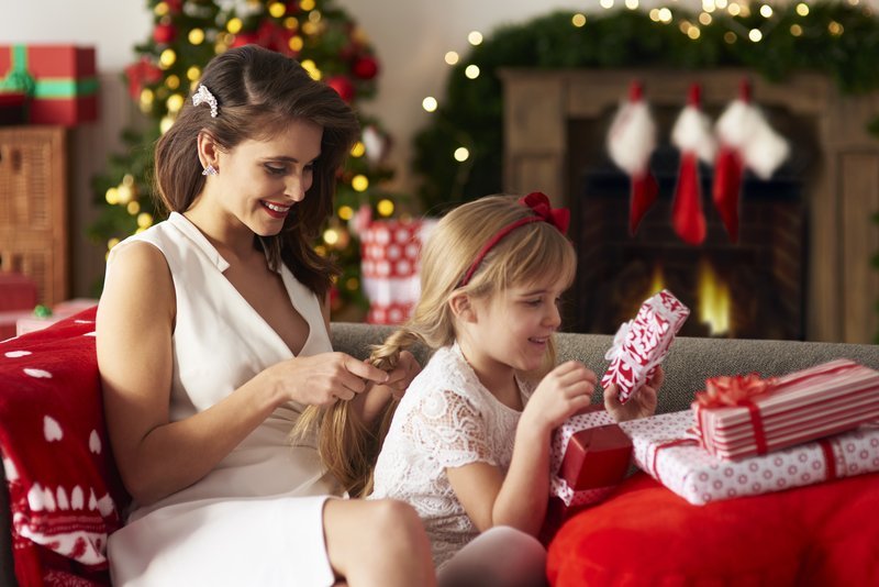 6 Cute Christmas Hairstyles Perfect for Celebrating the Festive Season