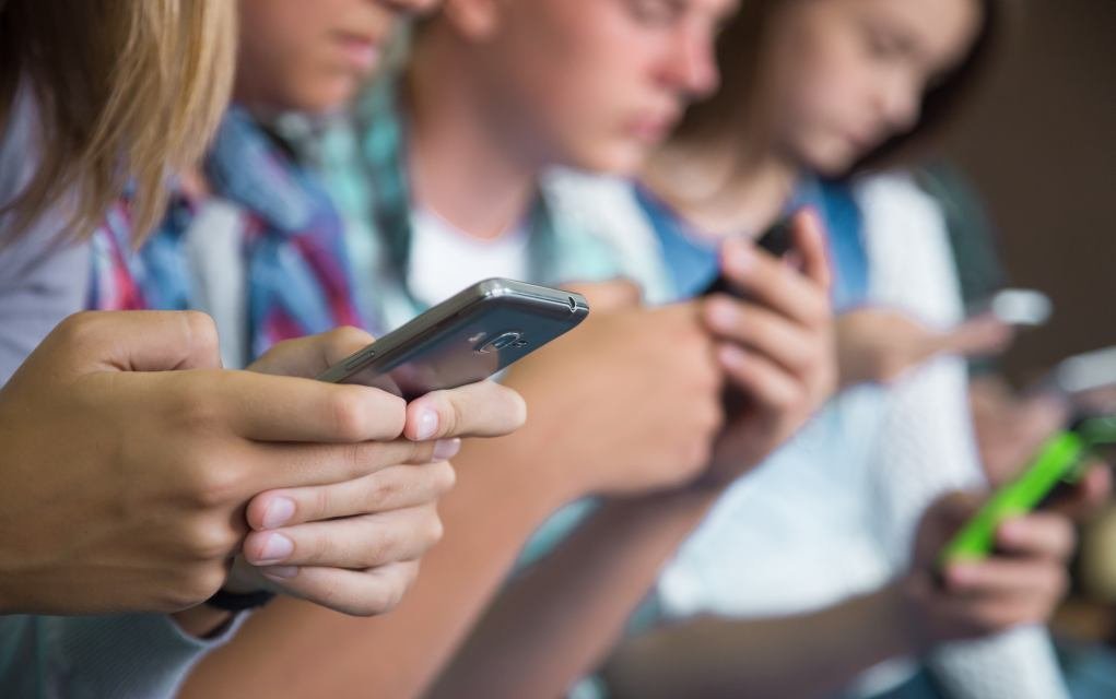16 Risky Apps Parents Should Be Aware Of (and Why!)