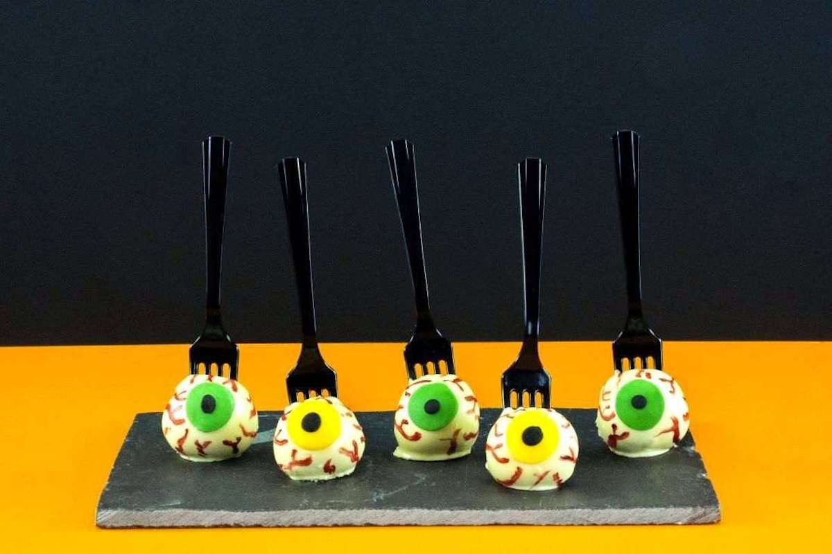Scary Eyeball Cake Pops recipe
