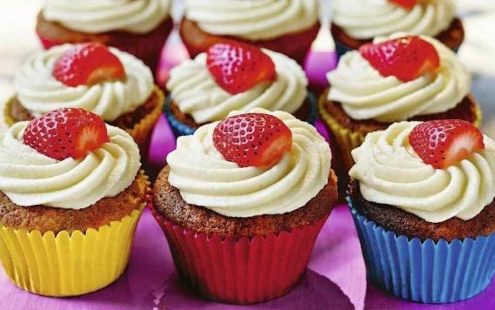 Bake these Strawberry and Coconut Fathers Day Cupcakes for Dad